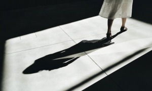 女の影